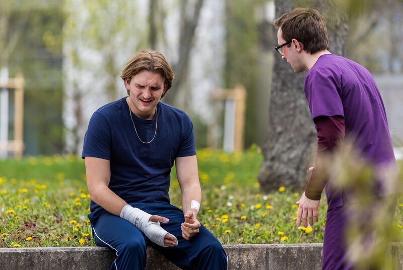 Der Patient Timo Stark (Ludger Bökelmann, l.) hat eine Panikattacke. Oliver Probst (Arne Kertész, r.) versucht, ihn zu beruhigen. – Bild: ARD/​Michael Kremer
