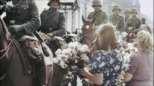 Juli 1941: Deutsche Soldaten werden in den baltischen Staaten wie Befreier begrüßt. – Bild: ntv