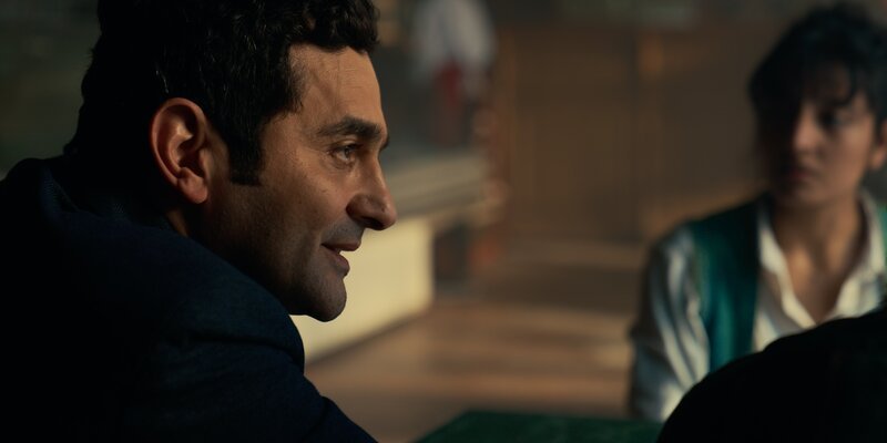 Der Unfall auf der ISS lässt Xavier (Laurent Capelluto, l.) nicht los. Zu viele Indizien deuten in eine andere Richtung. Ingenieurin Reva (Ellora Torchia, r.) hat den gleichen Verdacht. Was, wenn es sich um Sabotage handelt? – Bild: Denys Lisovets /​ ZDF