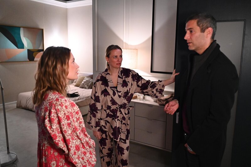 Nathalie (Amrei Haardt, l.) und Isabelle (Ania Niedieck) begeben sich besorgt auf die Suche nach Imani. Rechts Dragan (Florian Thunemann). – Bild: RTL /​ Julia Feldhagen /​ Die verschwundene Witwe