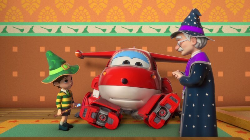 Ryans (li.) verzauberter, fliegender Umhang schleudert Jett (mi.) durch den gesamten Raum. Da Ryans Zauberstab bislang nur für Chaos gesorgt hat, verbietet ihm der Professor (re.) bis auf Weiteres den Zauberstab zu benutzen. – Bild: FUNNYFLUX /​ ALPHA ALL RIGHTS RESERVED