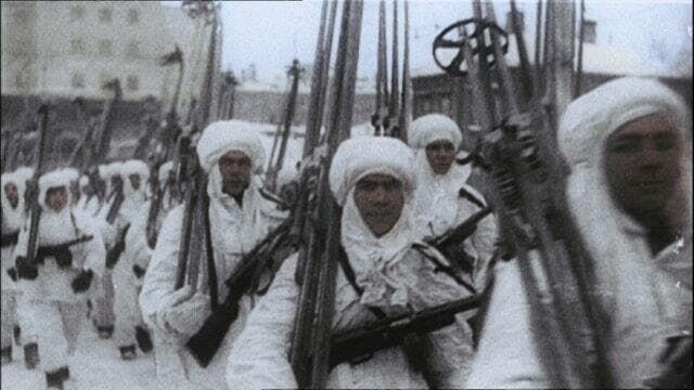 SCREEN GRAB: Russland, Moskau – Winter 1941: Gut ausgerüstete sibirische Soldaten treffen als Verstärkung in Moskau ein, um Moskau zu retten. – Bild: ntv