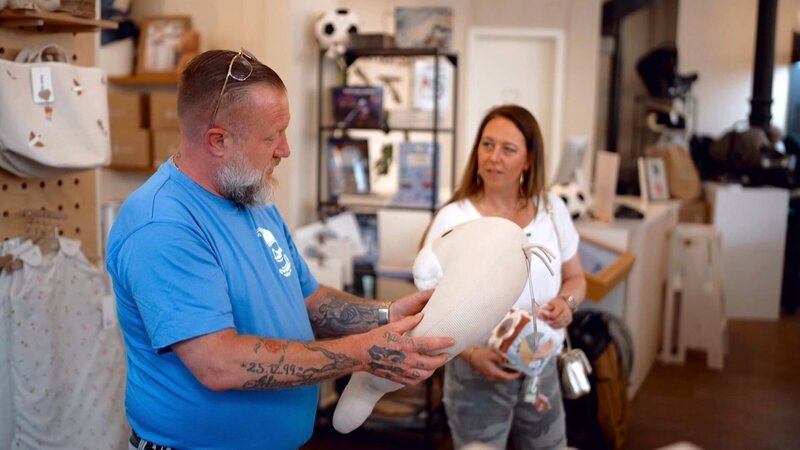 Koberer Fabian wird Opa. Seine Ehefrau Franzi leidet, denn immer wieder wird sie mit ihrem eigenen unerfüllten Kinderwunsch konfrontiert. – Bild: RTLZWEI