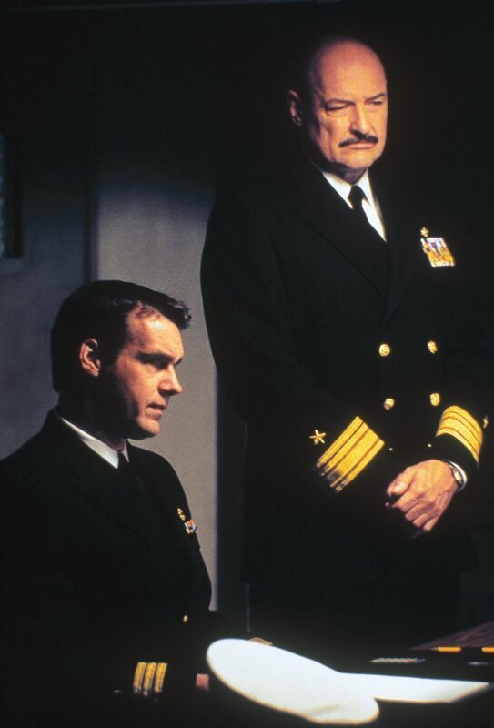 Commander Harm Rabb (David James Elliott, l.) und Admiral Boone (Terrance Quinn, r.) verhandeln mit den Chinesen über die Rückgabe einer EP-three, die in Fuzhou notlanden musste, nachdem eine chinesische MIG sie gerammt hatte. – Bild: TNSE