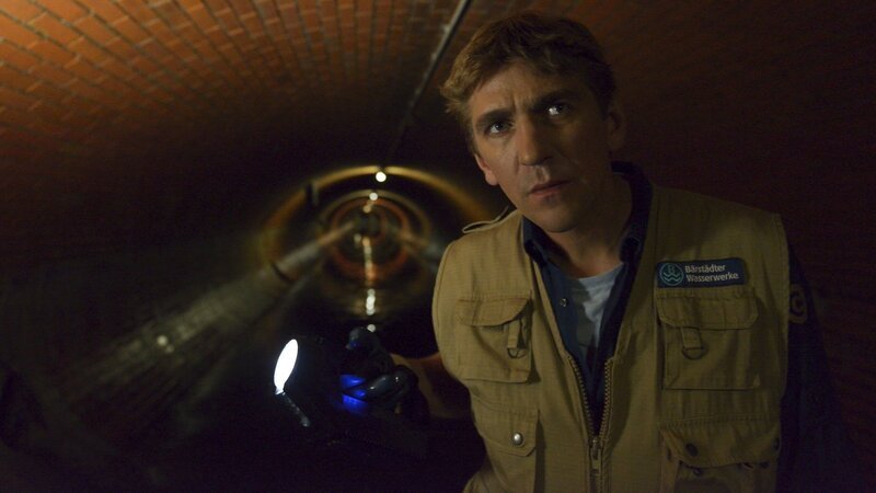 Unheimlich. Fritz Fuchs (Guido Hammesfahr) ist in der Kanalisation einem Juwelendieb auf der Spur. – Bild: ZDF/​Antje Dittmann