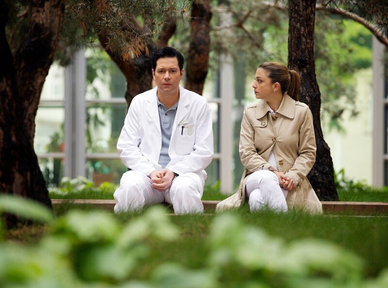 Arzu Ritter (Arzu Bazman) hat es genossen, dass ihr Mann Philipp Brentano (Thomas Koch) versehentlich bei ihr eingeschlafen ist. Nach Arzus Betrug ist Philipp ausgezogen und wohnt seither in einer Pension. Obwohl auch Philipp Arzu liebt und ihre Nähe sehr genossen hat, kann und will er ihr keine Hoffnung machen. Er bittet sie um mehr Distanz. – Bild: MDR/​Wernicke