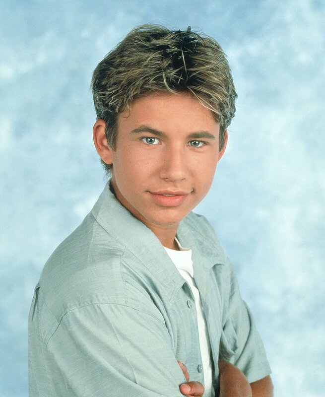 Als Randy (Jonathan Taylor Thomas) beginnt, eine eigene Meinung in Bezug auf Glaubensfragen zu entwickeln, sucht Tim kirchlichen Beistand, um seinen ungläubigen Sohn auf den rechten Weg zurück zu führen. – Bild: MG RTL D /​ Touchstone Tele