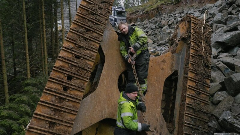Thord bekommt Hilfe von einem seiner Mitarbeiter, um eine Kette zu ziehen. – Bild: National Geographic