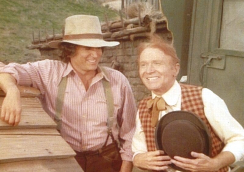 Auch Charles (Michael Landon, l.) freut sich über die Kunststücke des Mr. O’ Hara (Red Buttons, r.). – Bild: Sat.1 Gold