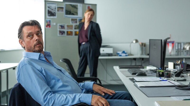 Sascha Bergmann (Hary Prinz, li.) und seine Chefin Nicole Sturm (Bettina Mittendorfer) diskutieren einen alten Todesfall. – Bild: ARD Degeto Film/​ORF/​Allegro Film/​Stefan Robitsch