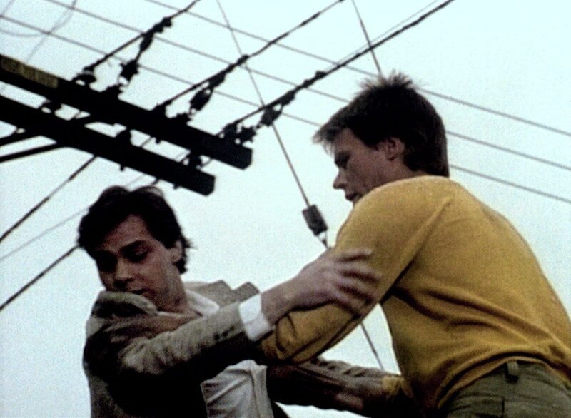 MacGyver (Richard Dean Anderson, r.) bringt Frank Bennett (Robert Romanus, l.) in Sicherheit. – Bild: Kabel Eins Classics