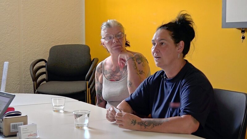 Seit Ela (re.) wieder arbeiten geht, ist es finanziell nicht mehr so knapp. Deshalb plant sie in diesem Sommer einen Urlaub mit ihrer Familie. Freundin Beate gefällt der Gedanke und sie möchte sich anschließen. – Bild: RTLZWEI