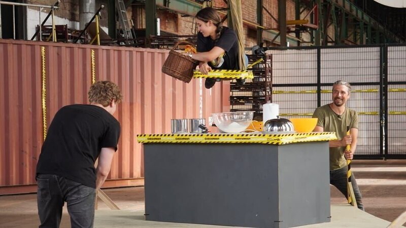 In der Checkpoint-Küche geht es rund! Kuchenteig rühren ohne Mixer, aber mit einer drehbaren Küche. Mark (links) und Biany (Mitte) und Tommy finden es heraus. – Bild: ZDF/​Katharina Barnick