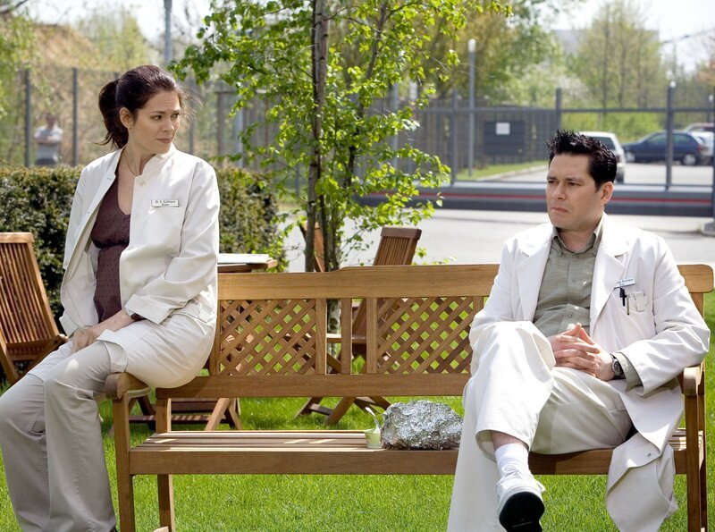 Philipp Brentano (Thomas Koch) kommt als möglicher Vater von Finn Becker in Frage. Bei Dr. Elena Eichhorn (Cheryl Shepard) kann er sich aussprechen. – Bild: MDR/​Krajewski
