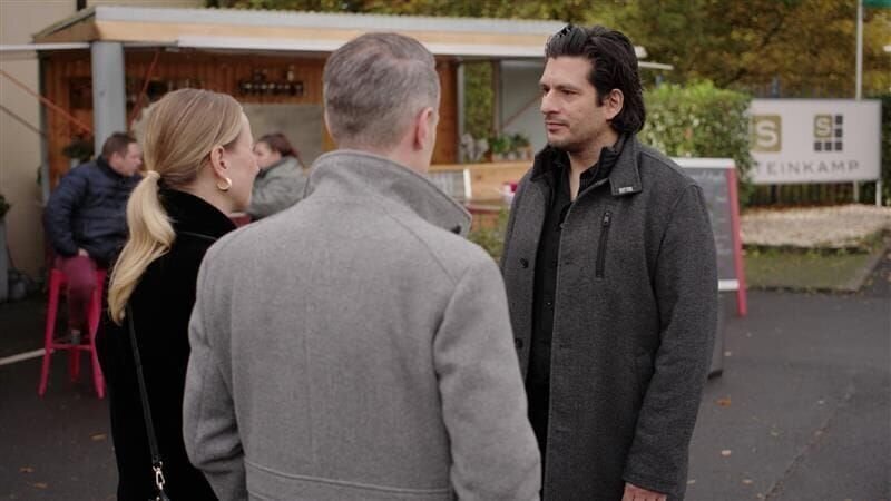 Die skeptische Isabelle (Ania Niedieck) bittet Kilian (Marc Dumitru, M.) Maximilians (Francisco Medina) Flucht zu bestätigen. – Bild: RTL /​ Bluff oder Frieden