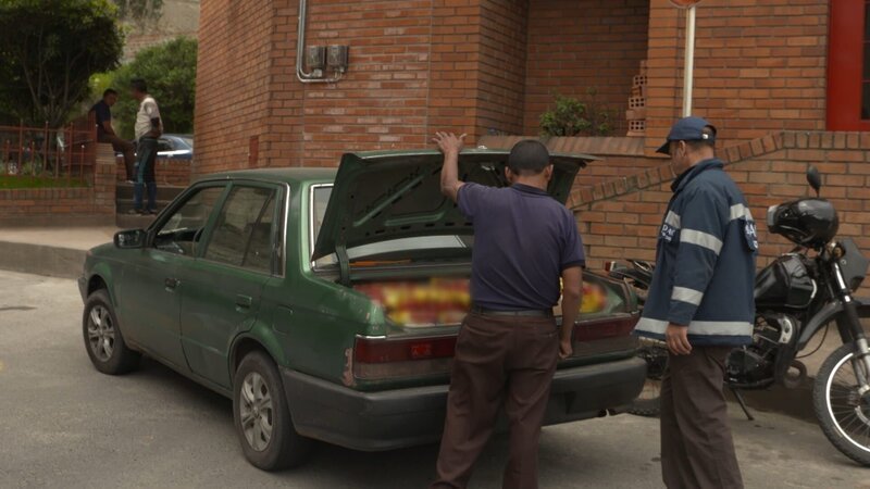 Kolumbien – Ein Agent führt eine Inspektion eines verdächtigen Fahrzeugs durch. – Bild: Omava LLC