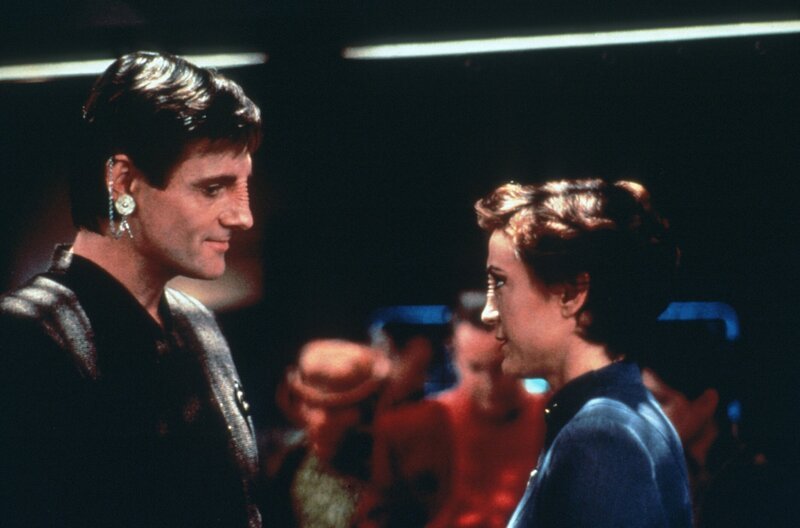 Odo ist eifersüchtig: Missmutig sieht er zu, wie sich Kira (Nana Visitor) und Premierminister Shakaar (Duncan Regehr) immer besser verstehen. – Bild: Paramount
