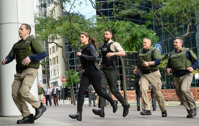 Special Agent Maggie Bell (Missy Peregrym, Mitte l.); Special Agent Omar Adom ‚OA‘ Zid (Zeeko Zaki, Mitte r.) – Bild: David M. Russell