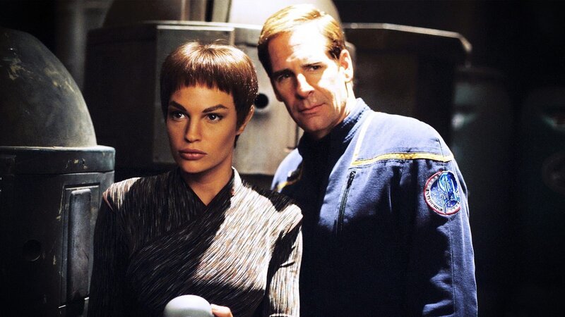 T’Pol (Jolene Blalock) und Jonathan Archer (Scott Bakula) – Bild: Tele 5