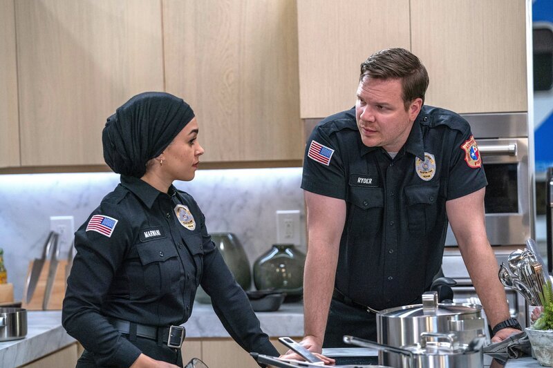 9-1-1: LONE STAR: L-R: Rob Lowe, Liv Tyler and guest star Brianna Baker in 9-1-1: LONE STAR, debuting in a special two-night series premiere Sunday, Jan. 19 (8:00⁠–⁠9:00 PM ET LIVE to all Time Zones), following the NFC CHAMPIONSHIP GAME; and Monday, Jan. 20 (9:00⁠–⁠10:00 PM ET/​PT) on FOX. – Bild: Jack Zeman