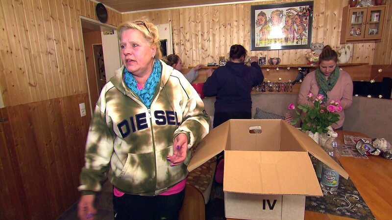 Es ist soweit und für Silvia und ihre Familie heisst es nun die Kartons zu packen – Bild: RTL II