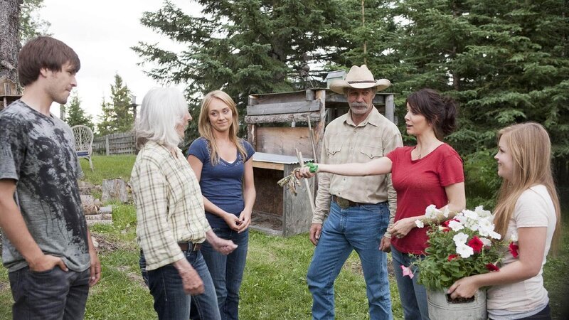 V.l.: Ty Borden (Graham Wardle), Mrs. Bell (Anna Ferguson), Amy Fleming (Amber Marshall), Jack Bartlett (Shaun Johnston), Lou Fleming (Michelle Morgan), Mallory Wells (Jessica Amlee) – Bild: Foto: MG RTL D