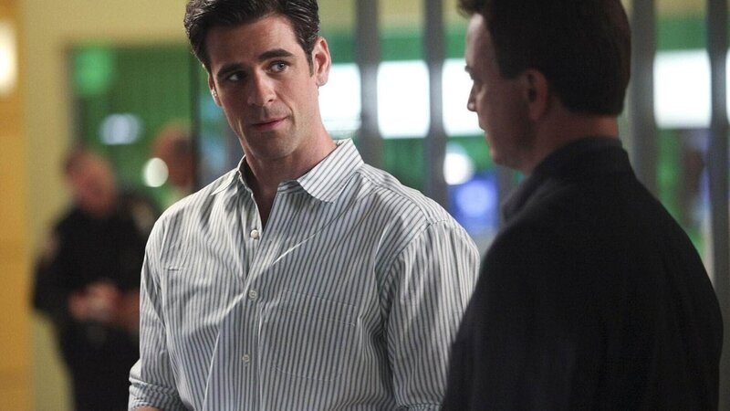 Nach einem brutalen Überfall auf ein Ehepaar gerät dessen Sohn unter dringenden Tatverdacht. Detective Don Flack (Eddie Cahill, l.) und Detective Mac Taylor (Gary Sinise) nehmen diesen sofort fest. Doch verfolgen sie wirklich die richtige Spur? – Bild: TVNOW /​ CBS