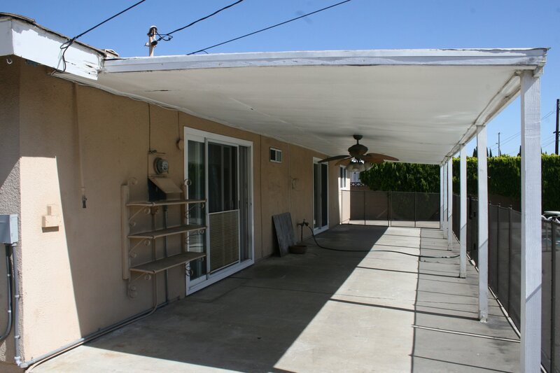 Um dieses Haus möchte man lieber einen Bogen machen, doch Christina und Tarek werden das ändern … – Bild: HGTV/​Scripps Networks, LLC.