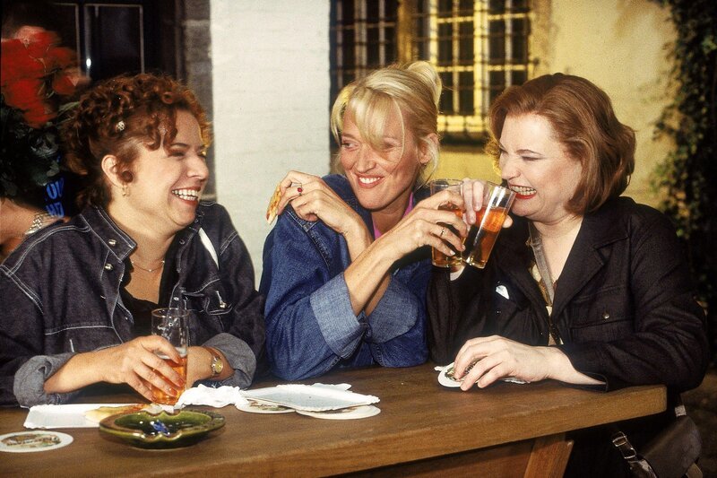 Nach den häuslichen Auseinandersetzungen beschließt Rita (Gaby Köster, M.), der heimischen Hölle für einen Abend zu entfliehen. Sie schließt sich Gisi (Franziska Traub, l.) und Helga (Hella von Sinnen) an, die einen ‚Frauenabend‘ planen. Der Abend nimmt einen abenteuerlichen Verlauf … – Bild: RTLup