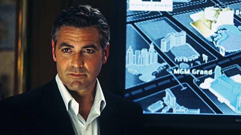 Kaum 24 Stunden aus dem Gefängnis entlassen, plant der charismatische Gangster Danny Ocean (George Clooney) schon seinen nächsten Coup. Diesmal hat er es auf drei Casinos in Las Vegas abgesehen, in deren gemeinsamem Tresor sich rund 150 Millionen Dollar befinden. – Bild: RTL II