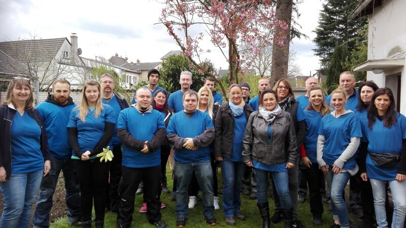 Viele fleißige Helfer verstecken sich als Überraschung für Martina Scholz im Garten – Bild: RTL II