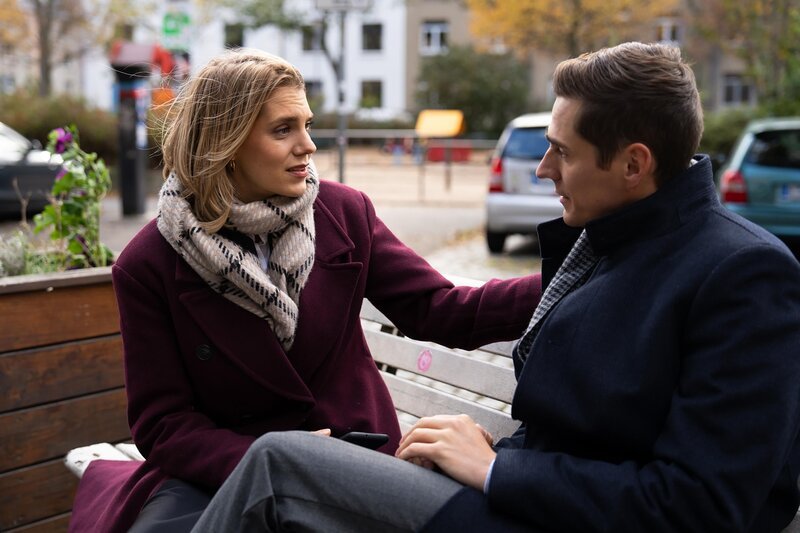 Stella (Bettine Langehein) bittet in ihrer Verzweiflung Ringo (Timothy Boldt) um Hilfe. – Bild: RTL /​ Jule Zielke /​ Entführt!