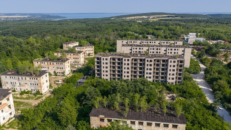 Die größte Geisterstadt Ungarns ist Szentkirályszabadja. Sie wird nach der Niederschlagung des ungarischen Volksaufstands 1956 von den Sowjets als Garnison erbaut. – Bild: ZDF und Martin Kaeswurm, Doclights