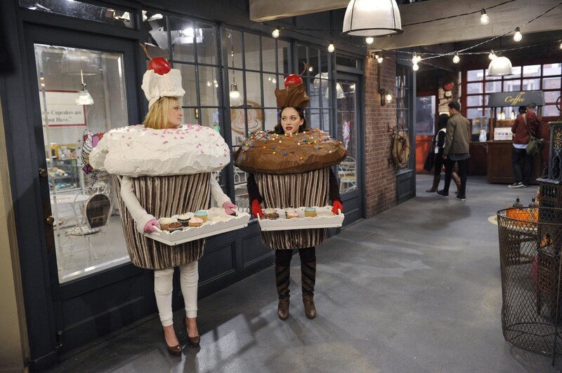 Eine bessere Werbestrategie als die von Max (Kat Dennings, r.) und Caroline (Beth Behrs, l.) kann es doch gar nicht geben, oder? – Bild: Warner Brothers