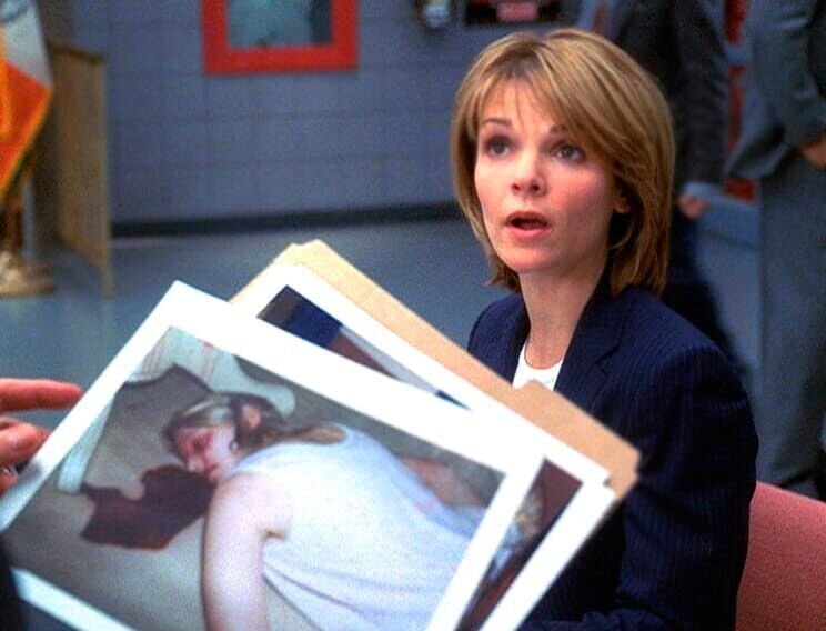 Eames (Kathryn Erbe) ermittelt in einem Mordfall: Hat ein Familienvater seine Kinder und seine Ehefrau erschlagen und danach Selbstmord begangen? – Bild: VOX