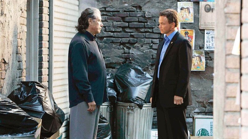 Hat Luther Devarro (Edward James Olmos, l.) nützliche Hinweise für Det. Mac Taylor (Gary Sinise)? Die Polizei braucht dringend Hinweise über die Verstecke der Gangsterbosse, um den Straßenkampf beenden zu können. – Bild: MG RTL D /​ CBS