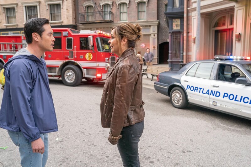 Dr. Ben Song (Raymond Lee, l.); Kathy (Laura Niemi, r.) – Bild: Universal Television LLC. /​ Ron Batzdorff