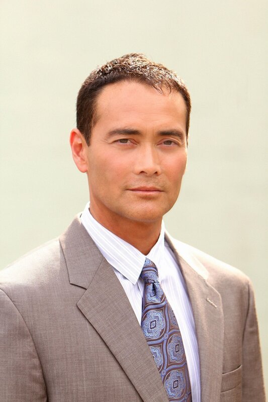 Während das Team an einem neuen Fall arbeitet, bekommt Steve überraschend Besuch von der CIA-Agentin Jenna Kaye. Gemeinsam wollen sie nun gegen Wo Fat (Mark Dacascos) ermitteln … – Bild: 2011 CBS BROADCASTING INC. All Rights Reserved. Lizenzbild frei