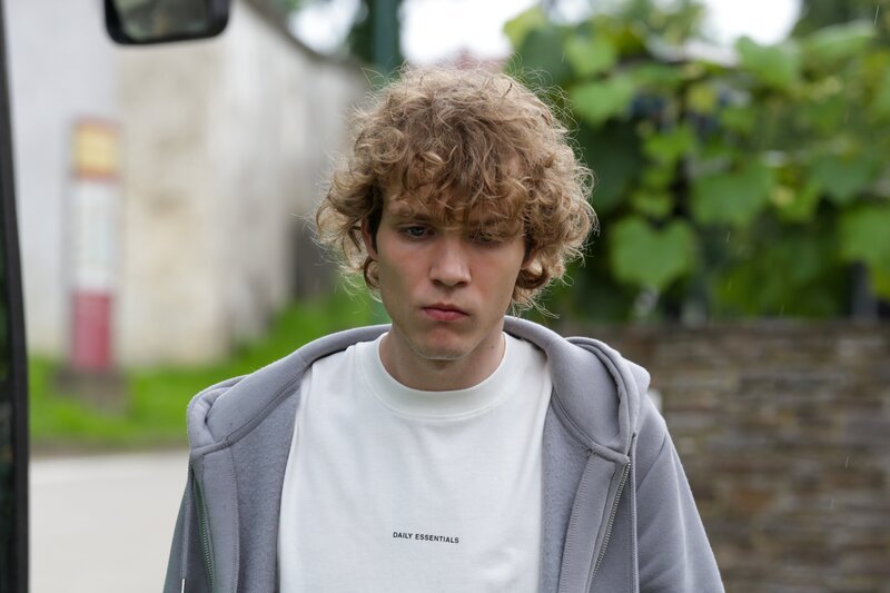 Manuel Wallner (Lino Gaier) ist getriggert von der Ansage des Busfahrers. – Bild: ZDF und SATEL/​Stefanharing.com