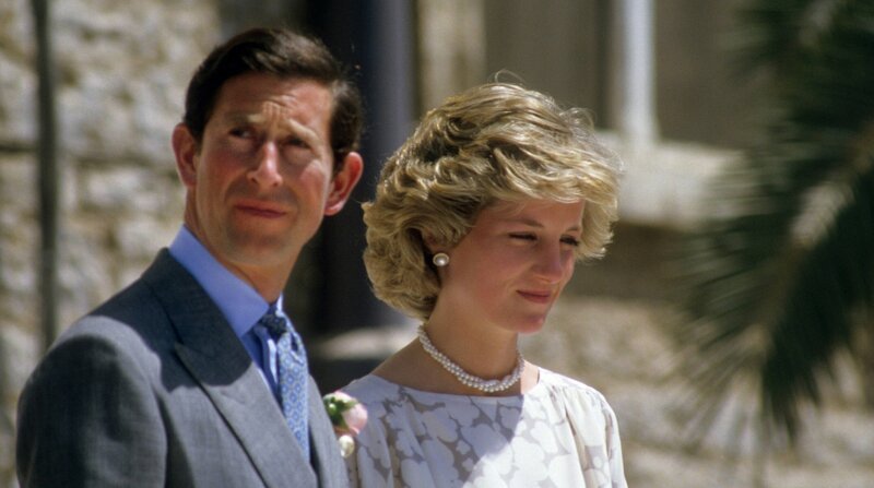 Prinz Charles und Diana: der Prinz und die Prinzessin von Wales, während ihrer Italienreise 1985. – Bild: ZDF und SWR/​rbb/​LOOKSfilm/​David Cooper/​Bianca Domula.