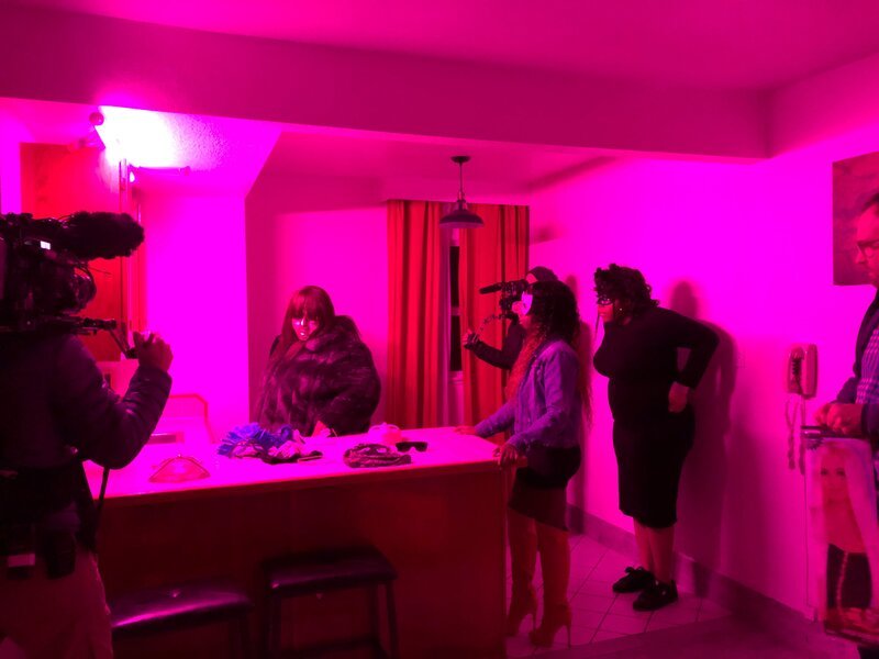 Los Angeles, CA – Filming sex workers as they select masks to wear for interviews. (Credit: National Geographic) – Bild: National Geographic /​ National Geographic