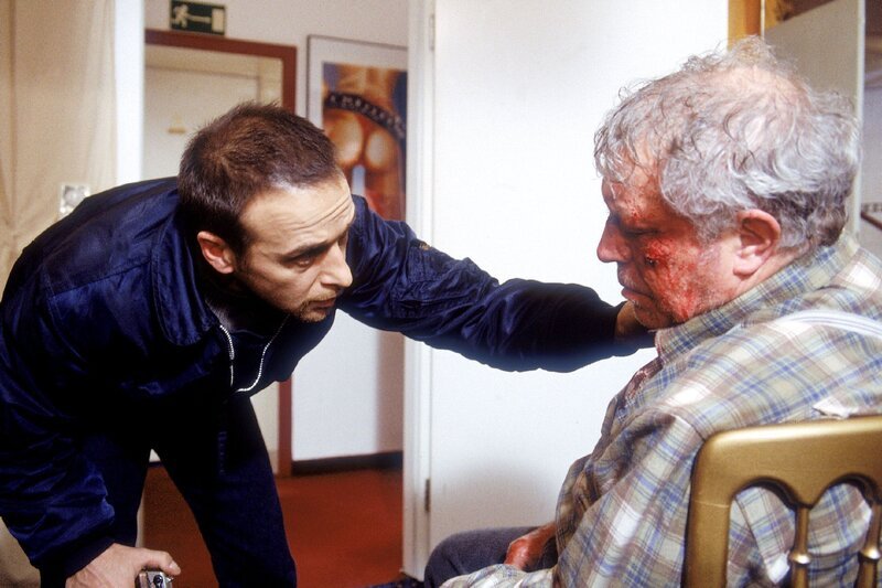 Semir (Erdogan Atalay, li.) entdeckt bei der Durchsuchung eines Bordells den übel zugerichteten Jupp (Jochen Striebeck). – Bild: RTL