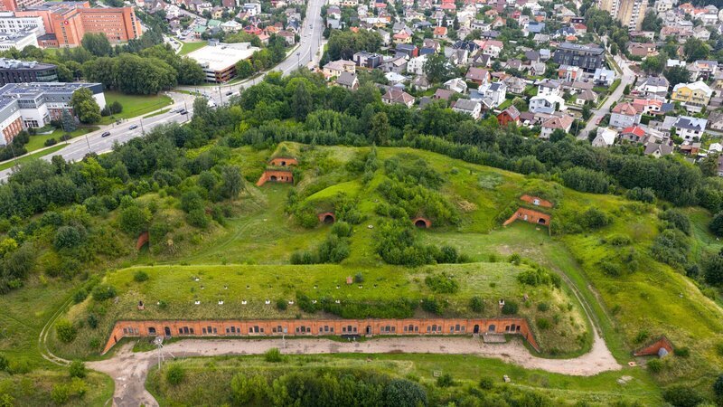 Mitten in Kaunas liegt das VII. Fort. Einst eine wichtige Verteidigungsanlage, wird das VII. Fort in Kaunas während des Zweiten Weltkriegs zum Ort des Schreckens. – Bild: ZDF und Lars Hering, Doclights