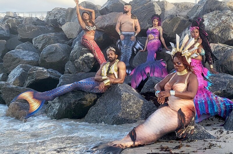 Zum vierten Mal schon treffen sich Nixen, Meerjungfrauen und Meermänner aus den ganzen USA in Florida. – Bild: ARTE /​ MedienKontor/​Joanna Michna