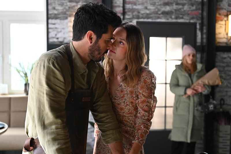 Nathalie (Amrei Haardt) und Matteo (Riccardo Angelini) geben ihrer Sehnsucht nach. Hinten rechts Valea (Antonia Kolano). – Bild: RTL /​ Julia Feldhagen /​ Das letzte Wort