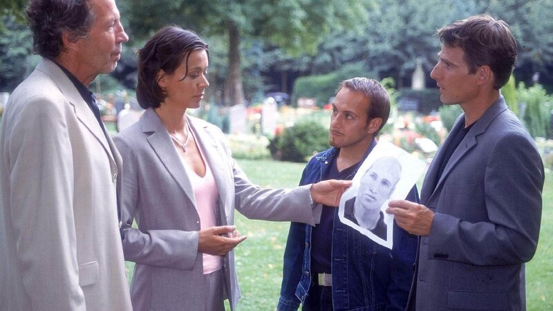 Auf dem Friedhof befragen Tom (René Steinke, re.) und Semir (Erdogan Atalay, 2.v.re.) Anja Seidel (Yvonne de Bark) und Dr. Krüger (Harmut Becker) nach dem Verdächtigen. – Bild: MG RTL D /​ Guido Engels