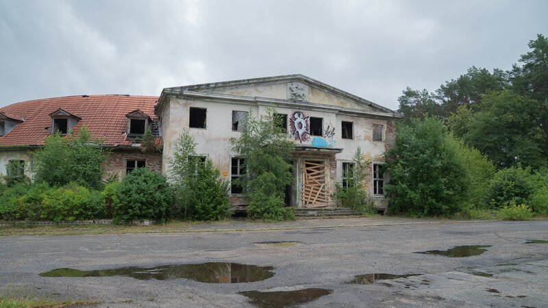 Das alte Offizierscasino von Borne Sulinowo in Polen. Das kulturelle Zentrum der Garnisonsstadt. In der Zeit des Kalten Krieges sind rund 25.000 sowjetische Soldaten hier stationiert. – Bild: Martin Kaeswurm, Doclights