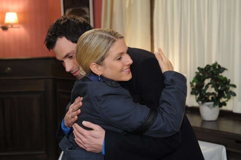 Steve (Peter Windhofer, r.) schöpft Hoffnung, als Anna (Jeanette Biedermann, l.) sich bei ihm für den schönen Tag bedankt. – Bild: SAT.1 /​ Claudius Pflug