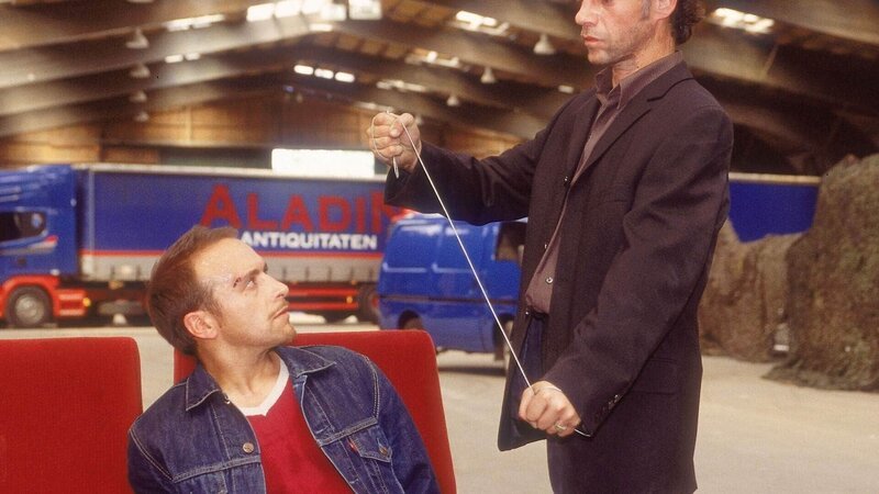 Harkan (Briol Ünel, re.) wurde vor fünf Jahren von Semir (Erdogan Atalay) wegen Drogenhandels festgenommen und will sich nun an ihm rächen … – Bild: Guido Engels