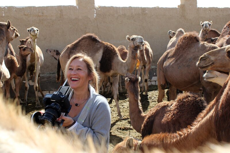 Regisseurin Petra Haffter unter Kamelen, Farafra, Ägypten. – Bild: ORF